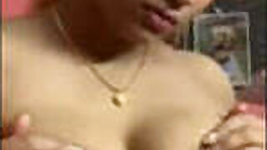 Desi hot girl pressing her boobs leaked mms